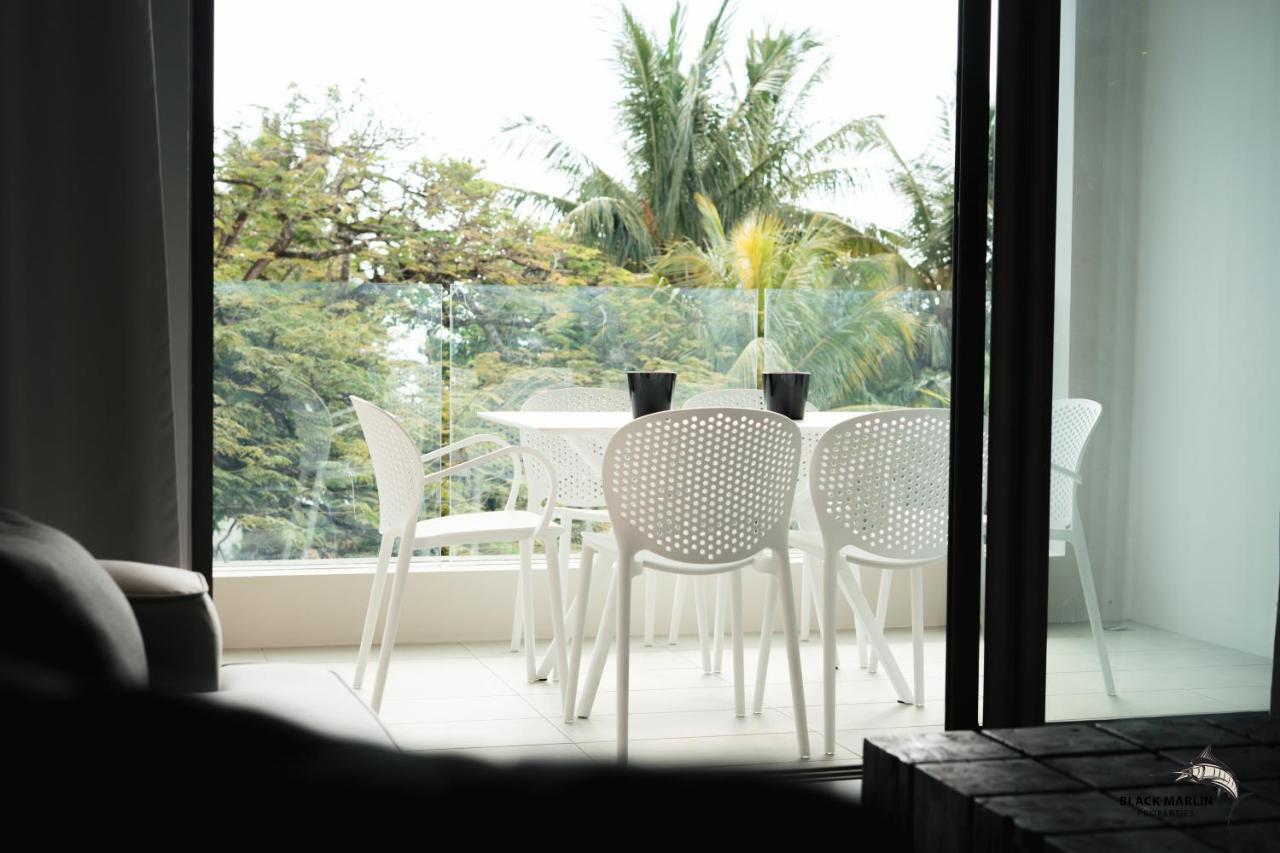 Black Marlin Apartments Pereybere Beach Bagian luar foto